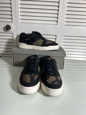 Low-Top Men's Sneakers in Black and Olive Camo